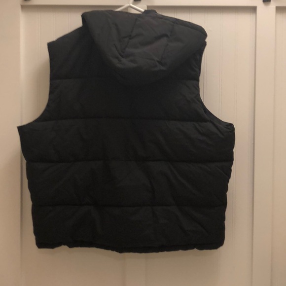 Men’s Old Navy puffer vest - Picture 2 of 3